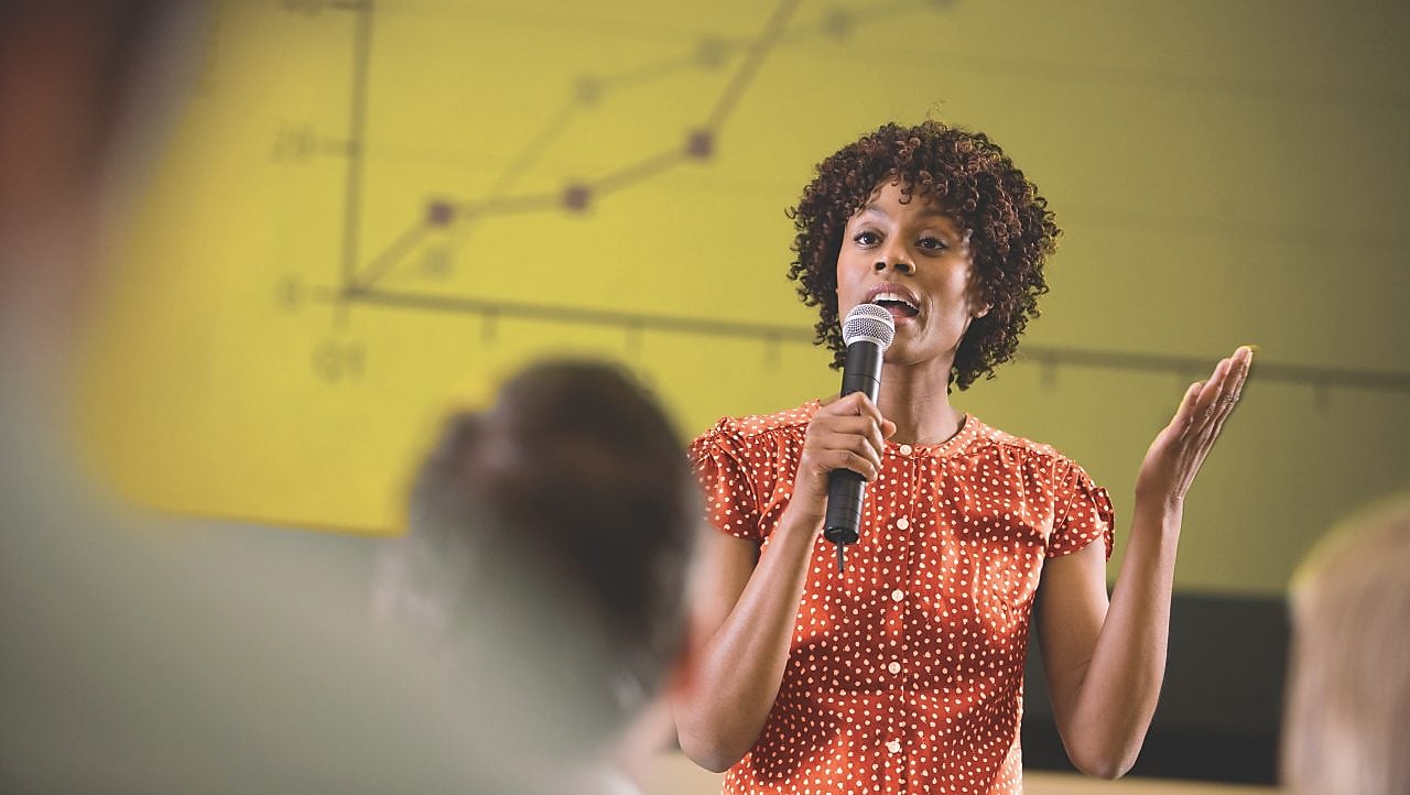 นักธุรกิจหญิงเป็นผู้นำการประชุม