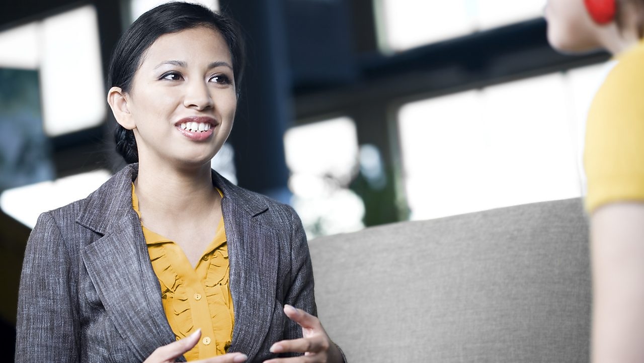 ตัวแทนจากหน่วยงานทรัพยากรบุคคลกำลังพูดคุยกับพนักงาน