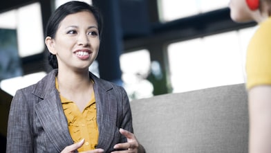 ตัวแทนจากหน่วยงานทรัพยากรบุคคลกำลังพูดคุยกับพนักงาน