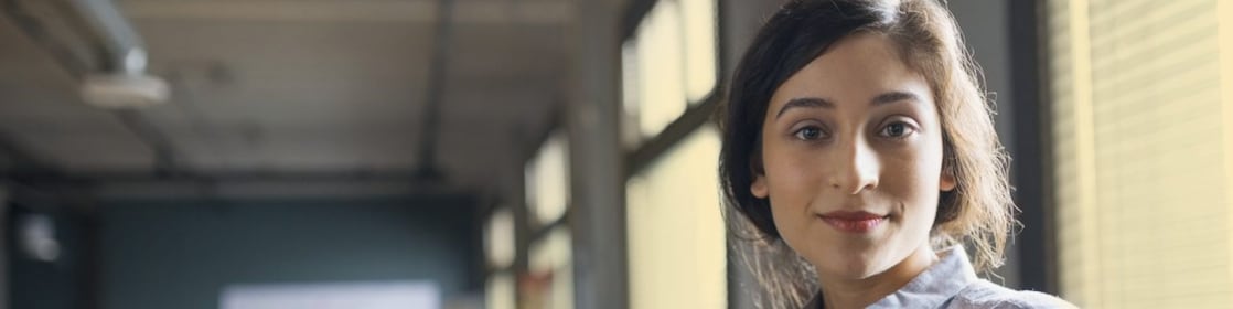 ภาพถ่ายของนักธุรกิจหญิงที่มีความมั่นใจในสำนักงาน