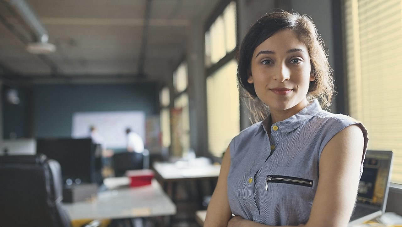 ภาพถ่ายของนักธุรกิจหญิงที่มีความมั่นใจในสำนักงาน