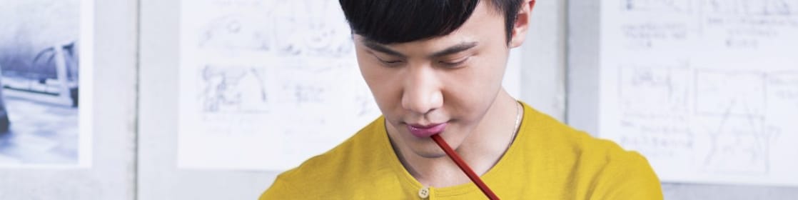 ชายหนุ่มกำลังทำงานในสำนักงาน