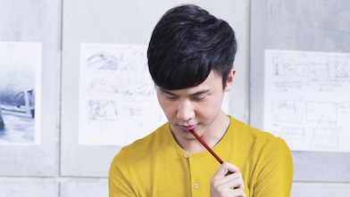 ชายหนุ่มกำลังทำงานในสำนักงาน