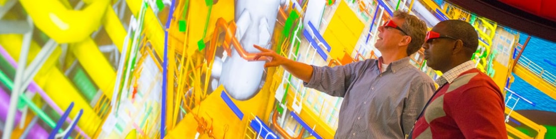 ผู้ชายสองคนกำลังดูหน้าจอขนาดใหญ่ด้วยแว่น 3 มิติ