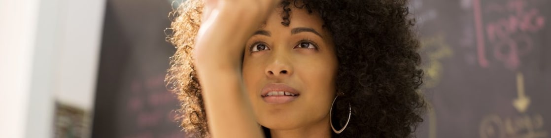 นักธุรกิจหญิงกำลังตรวจสอบลูกบอลคริสตัลในสำนักงาน