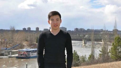 รูปถ่ายของ Eddie Wang ใกล้กับโรงกลั่นน้ำมัน Shell Scotford Refinery