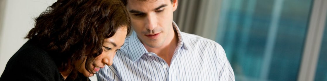 คนสองคนกำลังคุยกันว่าจะสมัครงานที่เชลล์อย่างไร