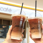 ซื้อเครื่องดื่มแก้วแรกในราคาปกติที่ร้านกาแฟเดลี่คาเฟ่ รับส่วนลด 50% สำหรับเครื่องดื่มแก้วที่ 2
