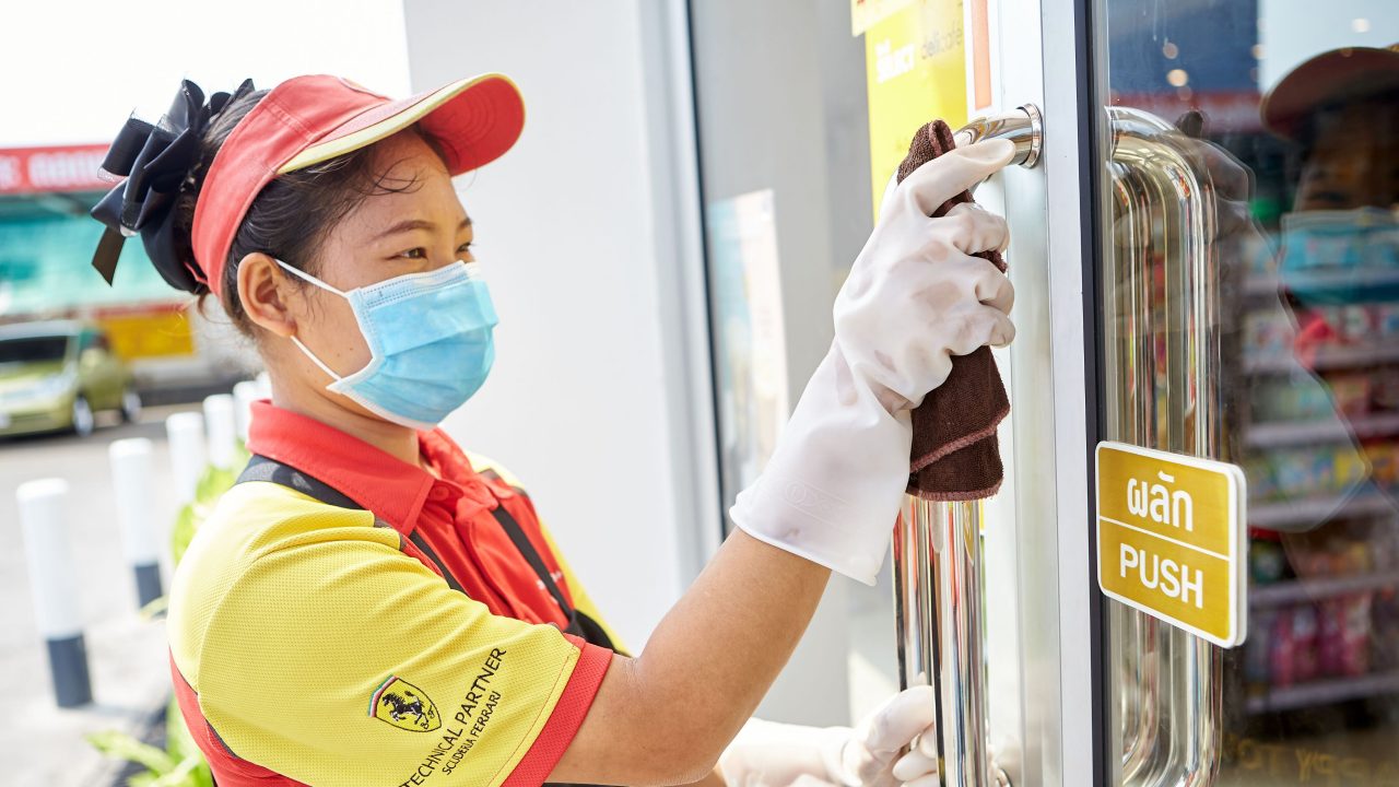 ผู้บริหารและพนักงานเชลล์ร่วมกิจกรรม Big Cleaning Day เพื่อความปลอดภัยและเพิ่มความมั่นใจให้กับผู้ขับขี่