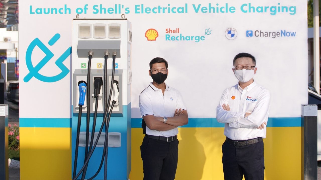 นายเรืองศักดิ์ ศรีธนวิบุญชัย (ขวา) ถ่ายรูปร่วมกับ นายกฤษฎา อุตตโมทย์ (ซ้าย) ณ จุดชาร์จรถยนต์ไฟฟ้า Shell Recharge แห่งแรก