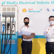 นายเรืองศักดิ์ ศรีธนวิบุญชัย (ขวา) ถ่ายรูปร่วมกับ นายกฤษฎา อุตตโมทย์ (ซ้าย) ณ จุดชาร์จรถยนต์ไฟฟ้า Shell Recharge แห่งแรก