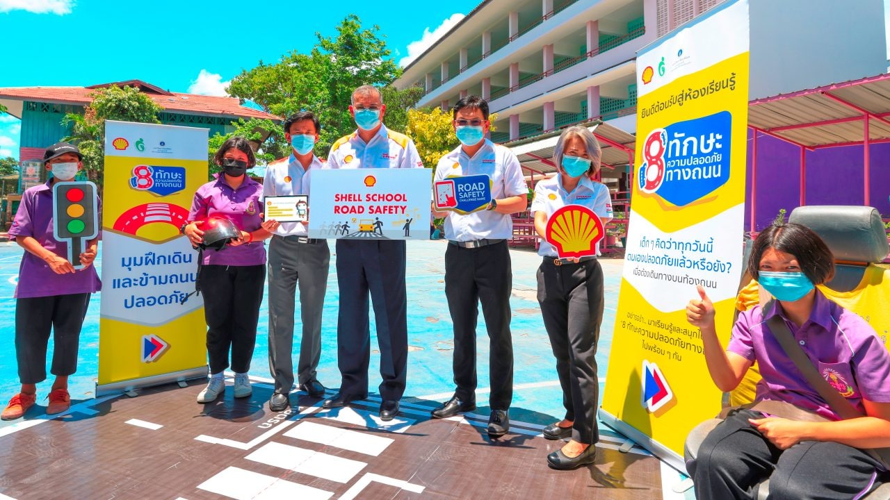 บริษัท เชลล์แห่งประเทศไทย จำกัด นำโดย นายปนันท์ ประจวบเหมาะ (กลาง) ประธานกรรมการ พร้อมด้วย นายองอาจพันธุ์ โพธิ์ศรี กรรมการบริหารฝ่ายปฏิบัติการคลังน้ำมัน (ที่ 3 จากขวา) นางสุดารัตน์ พีตกานนท์ (ที่ 2 จากขวา) ผู้จัดการฝ่ายสื่อสารองค์กร และนาย รัชตพงษ์ บุญวัตรสกุล (ที่ 3 จากซ้าย) ผู้จัดการด้านอาชีวอนามัย ความปลอดภัยและสิ่งแวดล้อม เป็นตัวแทนบริษัทฯ ร่วมมอบความรู้ให้แก่เด็กนักเรียนโรงเรียนวัดบางกอบัว (ขลิบราษฎร์บุรณะ) จ. สมุทปราการ ภายใต้โครงการ Shell School Road Safety