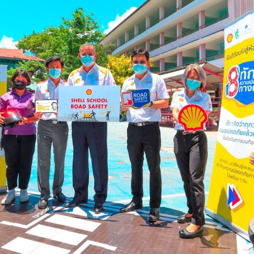 บริษัท เชลล์แห่งประเทศไทย จำกัด นำโดย นายปนันท์ ประจวบเหมาะ (กลาง) ประธานกรรมการ พร้อมด้วย นายองอาจพันธุ์ โพธิ์ศรี กรรมการบริหารฝ่ายปฏิบัติการคลังน้ำมัน (ที่ 3 จากขวา) นางสุดารัตน์ พีตกานนท์ (ที่ 2 จากขวา) ผู้จัดการฝ่ายสื่อสารองค์กร และนาย รัชตพงษ์ บุญวัตรสกุล (ที่ 3 จากซ้าย) ผู้จัดการด้านอาชีวอนามัย ความปลอดภัยและสิ่งแวดล้อม เป็นตัวแทนบริษัทฯ ร่วมมอบความรู้ให้แก่เด็กนักเรียนโรงเรียนวัดบางกอบัว (ขลิบราษฎร์บุรณะ) จ. สมุทปราการ ภายใต้โครงการ Shell School Road Safety