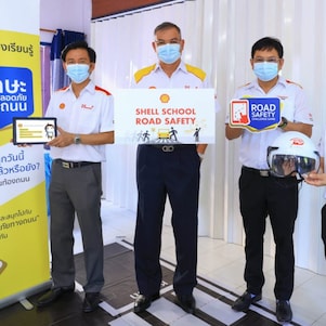 นายปนันท์ ประจวบเหมาะ (ที่ 2 จากขวา) ประธานกรรมการ บริษัท เชลล์แห่งประเทศไทย จำกัด พร้อมด้วย นายองอาจพันธุ์ โพธิ์ศรี (ที่ 2 จากขวา) กรรมการบริหารฝ่ายปฏิบัติการคลังน้ำมัน นำทีมผู้บริหารและพนักงานบริษัทฯ ร่วมกิจกรรม Shell School Road Safety