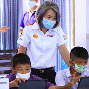 นายปนันท์ ประจวเหมาะ ประธานกรรมการ บริษัท เชลล์แห่งประเทศไทย จำกัด นำทีมพนักงานบริษัทฯ ร่วมให้ความรู้เรื่องความปลอดภัยทางท้องถนนในกิจกรรมจัดอบรม Shell School Road Safety ที่โรงเรียนเขตพื้นที่บางกระเจ้า