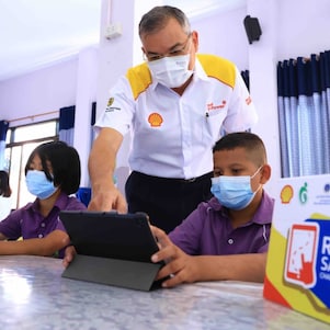 นายปนันท์ ประจวเหมาะ ประธานกรรมการ บริษัท เชลล์แห่งประเทศไทย จำกัด นำทีมพนักงานบริษัทฯ ร่วมให้ความรู้เรื่องความปลอดภัยทางท้องถนนในกิจกรรมจัดอบรม Shell School Road Safety ที่โรงเรียนเขตพื้นที่บางกระเจ้า