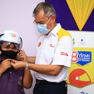 นายปนันท์ ประจวเหมาะ ประธานกรรมการ บริษัท เชลล์แห่งประเทศไทย จำกัด นำทีมพนักงานบริษัทฯ ร่วมให้ความรู้เรื่องความปลอดภัยทางท้องถนนในกิจกรรมจัดอบรม Shell School Road Safety ที่โรงเรียนเขตพื้นที่บางกระเจ้า