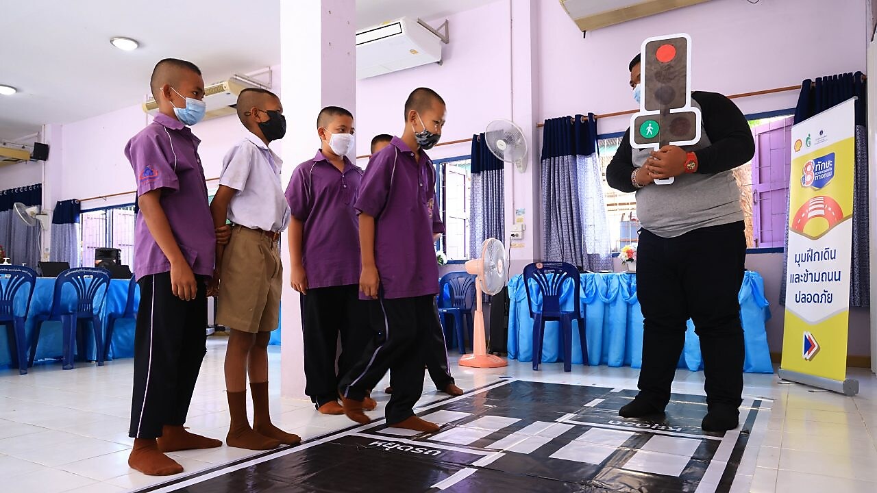 ภาพบรรยากาศการจัดอบรม ‘8 ทักษะความปลอดภัยทางท้องถนน’ ในโครงการ Shell School Road Safety ที่โรงเรียนต่างๆ ในเขตพื้นที่รอบมหาวิทยาลัยมหิดล และโรงเรียนในเขตพื้นที่บางกระเจ้า