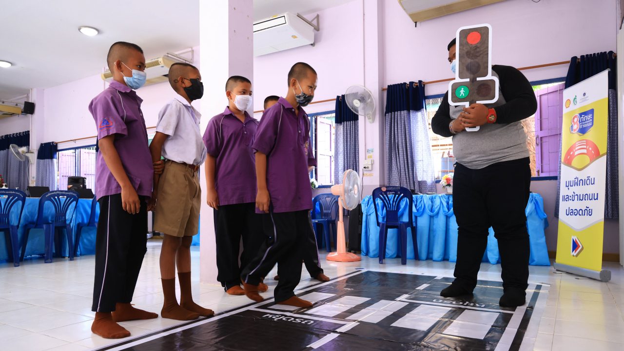 ภาพบรรยากาศการจัดอบรม ‘8 ทักษะความปลอดภัยทางท้องถนน’ ในโครงการ Shell School Road Safety ที่โรงเรียนต่างๆ ในเขตพื้นที่รอบมหาวิทยาลัยมหิดล และโรงเรียนในเขตพื้นที่บางกระเจ้า