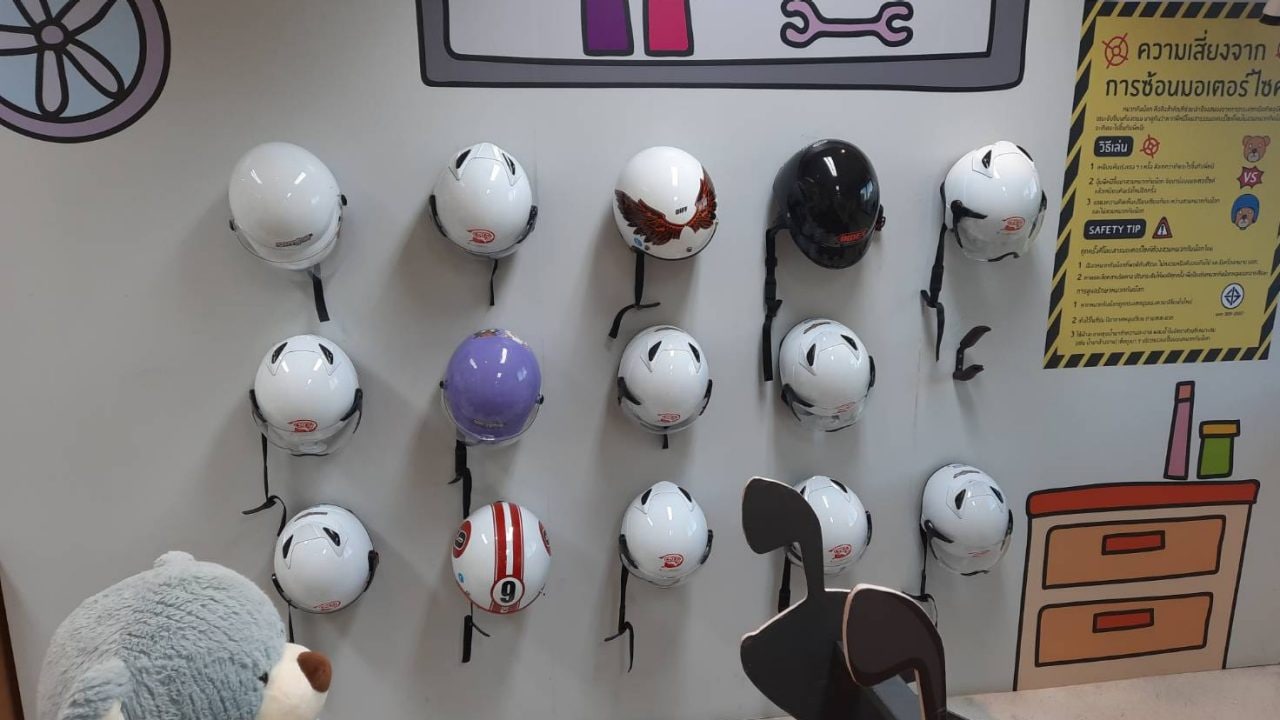 บรรยากาศห้องอบรม ‘8 ทักษะความปลอดภัยทางท้องถนน’ ณ ศูนย์การเรียนรู้ Safety Hunter สถาบันแห่งชาติเพื่อการพัฒนาเด็กและครอบครัว มหาวิทยาลัยมหิดล ที่บริษัท เชลล์แห่งประเทศไทย จำกัด เป็นผู้สนับสนุนและร่วมพัฒนา เพื่อให้เป็นศูนย์กลางการเรียนรู้ด้านความปลอดภัยทางท้องถนน