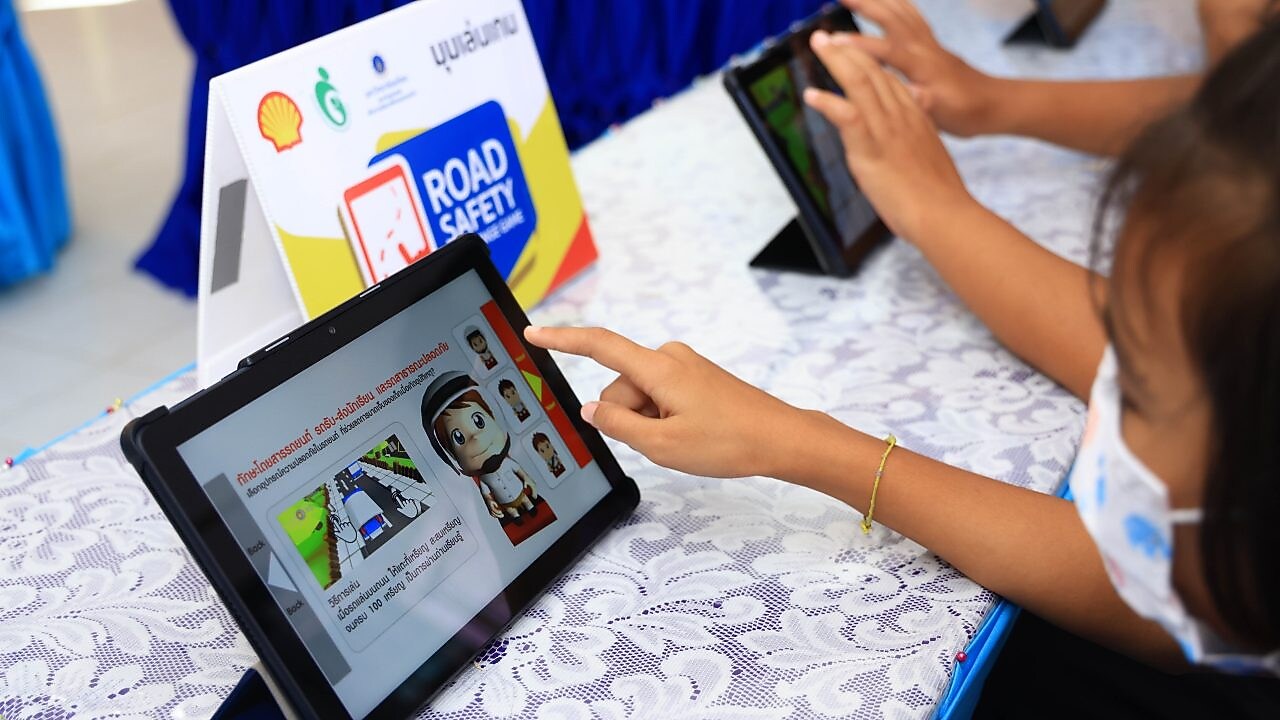 ภาพบรรยากาศการจัดอบรม ‘8 ทักษะความปลอดภัยทางท้องถนน’ ในโครงการ Shell School Road Safety ที่โรงเรียนต่างๆ ในเขตพื้นที่รอบมหาวิทยาลัยมหิดล และโรงเรียนในเขตพื้นที่บางกระเจ้า