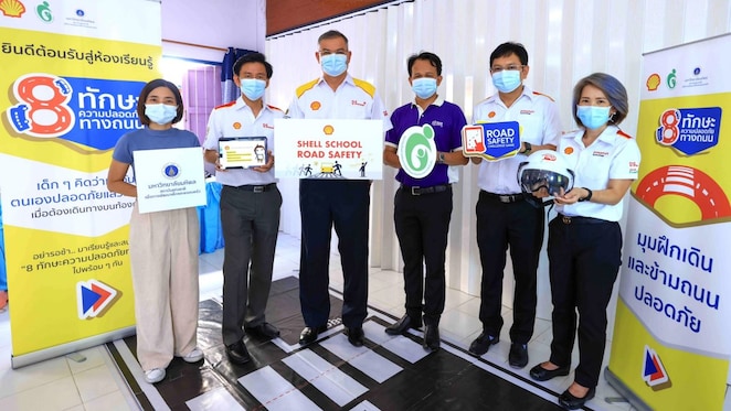 นายปนันท์ ประจวบเหมาะ (ที่ 3 จากซ้าย) ประธานกรรมการ บริษัท เชลล์แห่งประเทศไทย จำกัด นำทีมผู้บริหารและพนักงานบริษัทฯ ร่วมให้ความรู้เรื่องความปลอดภัยบนท้องถนน ในโครงการ Shell School Road Safety ณ โรงเรียนวัดบางกอบัว (ขลิบราษฎร์บุรณะ) จ. สมุทรปราการ โดยปีนี้เชลล์ได้ร่วมมือกับมูลนิธิสร้างเสริมความปลอดภัยในเด็ก และสถาบันแห่งชาติเพื่อการพัฒนาเด็กและครอบครัว มหาวิทยาลัยมหิดล ออกแบบกิจกรรมและการจัดอบรมขึ้นให้แก่โรงเรียนต่างๆ