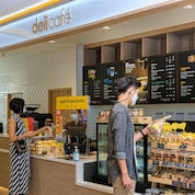 เชลล์ชวนชิมฟู้ดโอเอซิส ให้บริการอาหาร ของทานเล่น เครื่องดื่ม และของใช้จำเป็น จากร้านค้าของเชลล์ ได้แก่ ร้านกาแฟเดลี่คาเฟ่ ร้านสะดวกซื้อเชลล์ซีเล็ค และร้านอาหารเชลล์ชวนชิม