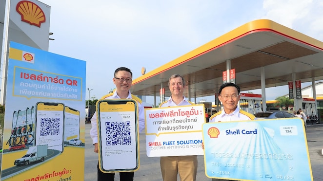 บริษัท เชลล์แห่งประเทศไทย จำกัด นำโดย Mr. Giorgio Delpiano (ขวา) SVP Fleet Solutions and E-Mobility นายเรืองศักดิ์ ศรีธนวิบุญชัย (ซ้าย) กรรมการบริหาร ธุรกิจโมบิลิตี้ และนายสุนทร ศรีเลขะรัตน์ (กลาง) ผู้อำนวยการฝ่าย ฟลีท โซลูชั่นประเทศไทย เปิดตัว “เชลล์การ์ด QR” ครั้งแรกในไทย เพื่ออำนวยความสะดวกอีกระดับสำหรับลูกค้ากลุ่มธุรกิจ