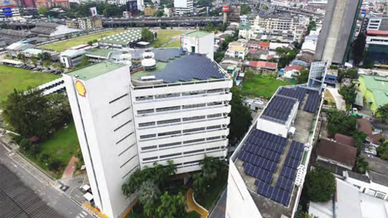 การติดตั้งโซลาร์เซลล์บนหลังคาของอาคารสำนักงานและบริเวณที่จอดรถ