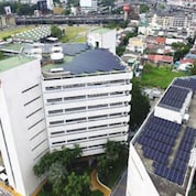การติดตั้งโซลาร์เซลล์บนหลังคาของอาคารสำนักงานและบริเวณที่จอดรถ