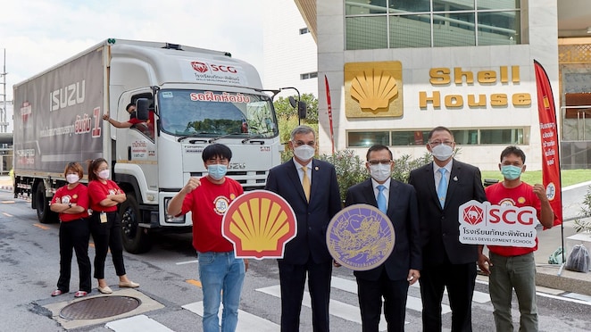 Mr. Chirute Visalachitra, Director General, The Department of Land Transport (DLT) (centre), Mr. Panun Prachuabmoh, Country Chairman, The Shell Company of Thailand Ltd. (2nd left) and Mr. Chalat Wongsanguan, Sustainable Solutions Business Director, SCG Logistics Management Co., Ltd. and Managing Director, SCG Skills Development Co., Ltd. (2nd right)