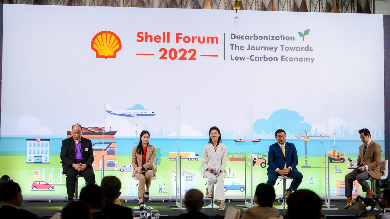 การเสวนาในหัวข้อ “All Roads Lead to Decarbonization” โดย ดร.เจน ชาญณรงค์ ประธานชมรมผู้รับพระราชทานทุนมูลนิธิอานันทมหิดล, นางสาวโศภชา ดำรงปิยวุฒิ์ ประธานเจ้าหน้าที่บริหาร บริษัท กันกุล เอ็นจิเนียริ่ง จำกัด (มหาชน), รศ.ดร.ยศพงษ์ ลออนวล ผู้ช่วยอธิการบดีฝ่ายพัฒนาความยั่งยืน มหาวิทยาลัยพระจอมเกล้าธนบุรี และนายกกิตติมศักดิ์ สมาคมยานยนต์ไฟฟ้าไทย (EVAT) และนางสาวอมินตา เพิ่มพูนวิวัฒน์ ผู้แทนเยาวชนแห่งประเทศไทยที่เข้าร่วมงาน Youth4Climate ที่ประเทศอิตาลี