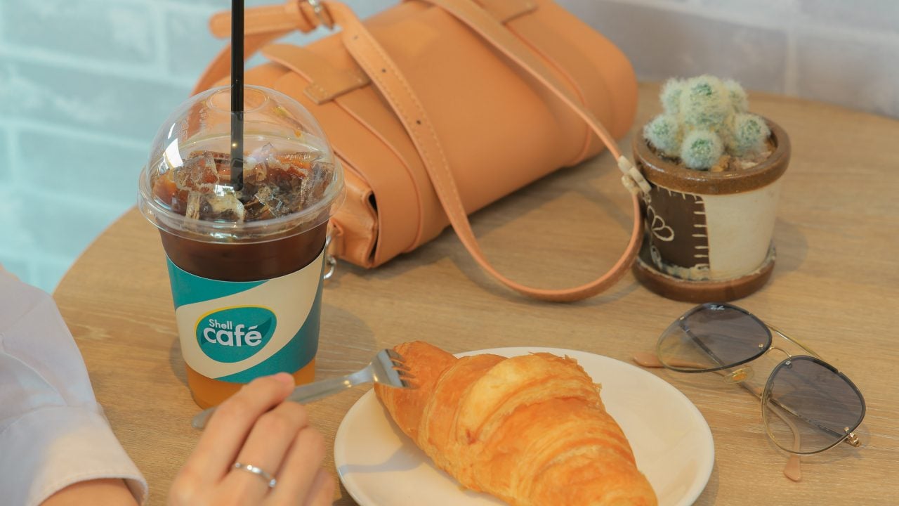 เชลล์ คาเฟ่ แห่งแรกในประเทศไทย ณ สถานีบริการเชลล์ ปากซอยนวลจันทร์ ถนนประดิษฐ์มนูธรรม กรุงเทพมหานครฯ