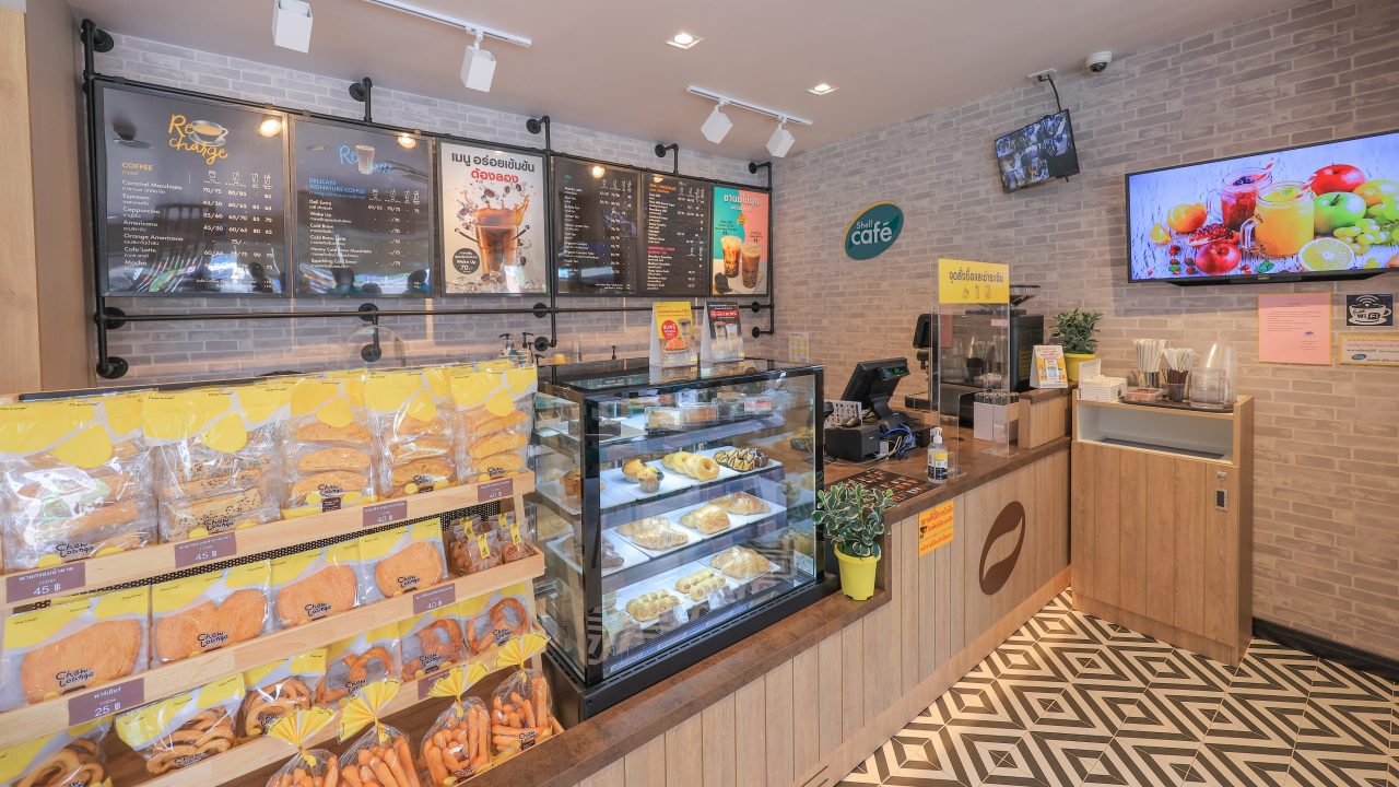 เชลล์ คาเฟ่ แห่งแรกในประเทศไทย ณ สถานีบริการเชลล์ ปากซอยนวลจันทร์ ถนนประดิษฐ์มนูธรรม กรุงเทพมหานครฯ