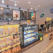 เชลล์ คาเฟ่ แห่งแรกในประเทศไทย ณ สถานีบริการเชลล์ ปากซอยนวลจันทร์ ถนนประดิษฐ์มนูธรรม กรุงเทพมหานครฯ