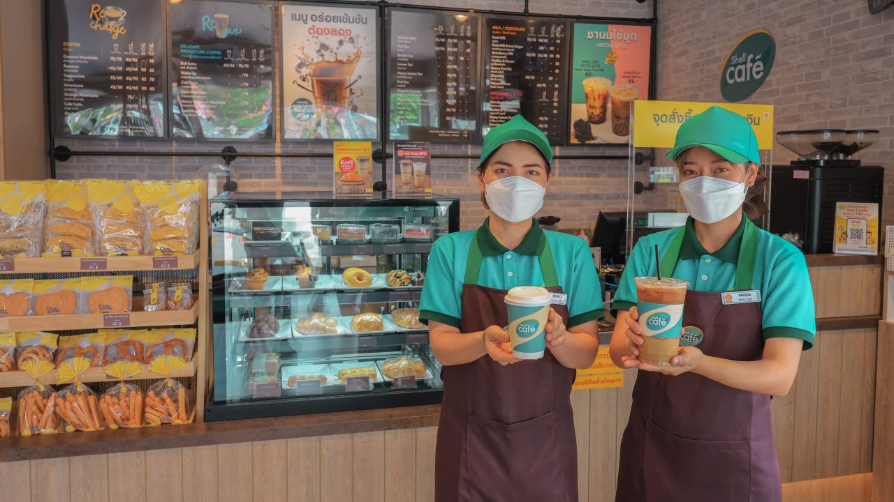 เชลล์ คาเฟ่ แห่งแรกในประเทศไทย ณ สถานีบริการเชลล์ ปากซอยนวลจันทร์ ถนนประดิษฐ์มนูธรรม กรุงเทพมหานครฯ