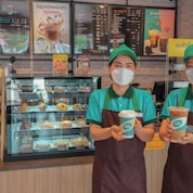 เชลล์ คาเฟ่ แห่งแรกในประเทศไทย ณ สถานีบริการเชลล์ ปากซอยนวลจันทร์ ถนนประดิษฐ์มนูธรรม กรุงเทพมหานครฯ