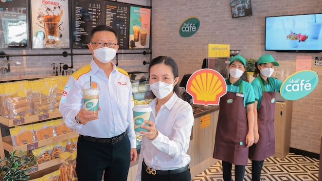 บริษัท เชลล์แห่งประเทศไทย จำกัด นำโดย นายเรืองศักดิ์ ศรีธนวิบุญชัย (ซ้ายสุด) กรรมการบริหาร ธุรกิจโมบิลิตี้ และ  นางสาวอัจฉรา สุวรรณวรบุญ (ที่ 2 จากซ้าย) รองกรรมการบริหาร ฝ่ายการตลาดนอนออยล์ ธุรกิจโมบิลิตี้  เปิดตัว เชลล์ คาเฟ่ แห่งแรกในประเทศไทย ณ สถานีบริการเชลล์ ปากซอยนวลจันทร์ ถนนประดิษฐ์มนูธรรม กรุงเทพมหานครฯ