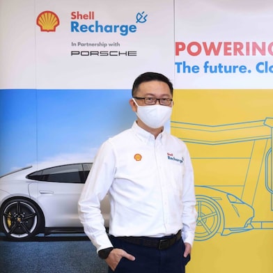 นายเรืองศักดิ์ ศรีธนวิบุญชัย (ซ้าย) กรรมการบริหาร ธุรกิจโมบิลิตี้ บริษัท เชลล์แห่งประเทศไทย จำกัด  และ มร. ปีเตอร์ โรห์เวอร์ (ขวา) กรรมการผู้จัดการ ปอร์เช่ ประเทศไทย บริษัท เอเอเอส ออโต้ อิมพอร์ต จำกัด