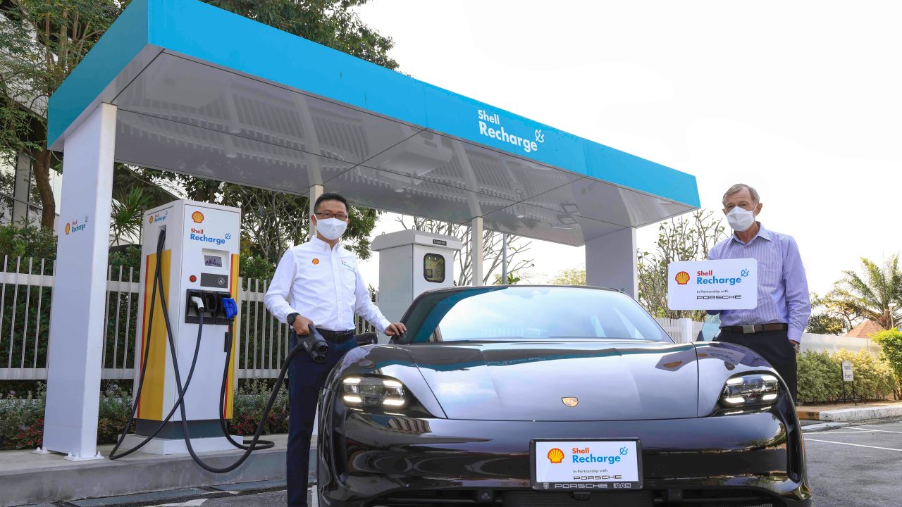 นายเรืองศักดิ์ ศรีธนวิบุญชัย (ซ้าย) กรรมการบริหาร ธุรกิจโมบิลิตี้ บริษัท เชลล์แห่งประเทศไทย จำกัด  และ มร. ปีเตอร์ โรห์เวอร์ (ขวา) กรรมการผู้จัดการ ปอร์เช่ ประเทศไทย บริษัท เอเอเอส ออโต้ อิมพอร์ต จำกัด