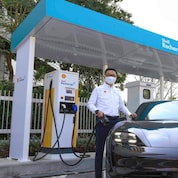 นายเรืองศักดิ์ ศรีธนวิบุญชัย (ซ้าย) กรรมการบริหาร ธุรกิจโมบิลิตี้ บริษัท เชลล์แห่งประเทศไทย จำกัด  และ มร. ปีเตอร์ โรห์เวอร์ (ขวา) กรรมการผู้จัดการ ปอร์เช่ ประเทศไทย บริษัท เอเอเอส ออโต้ อิมพอร์ต จำกัด