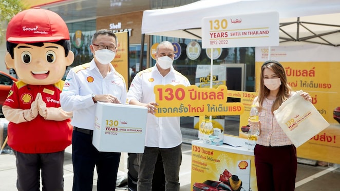 Mr. Amr Adel (center), Senior Vice President, Shell Mobility East, and Mr. Ruengsak  Srithanawiboonchai (left), Executive Director of Mobility Business, The Shell Company of Thailand Limited show appreciation to Thai customers.