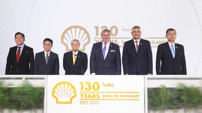 (From left to right) Mr. Jatuporn Burusphat, Permanent Secretary of the Ministry of Natural Resources and Environment; Mr. Kulit Sombatsiri, Permanent Secretary of Ministry of Energy; Mr. Sumet Tantivejkul, Secretary-General of the Chaipattana Foundation; Mr. Istvan Kapitany, Global Executive Vice President of Shell Mobility; Mr. Panun Prachuabmoh, Country Chairman of The Shell Company of Thailand Limited; and Mr. Teeraphat Prayurasit, Permanent Secretary of the Prime Minister's Office