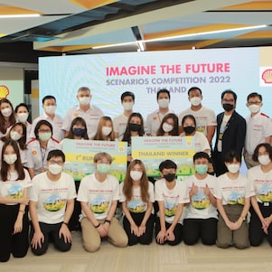 นักศึกษาที่เข้าร่วมแข่งขัน Imagine the Future Scenarios Competition พ.ศ. 2565 ร่วมกับผู้บริหารบริษัท เชลล์แห่งประเทศไทย จำกัด คณะกรรมการตัดสิน และพี่เลี้ยงจิตอาสาของเชลล์