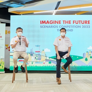 คณะกรรมการตัดสิน ได้แก่ นายอิกเนเชียส ลิม ที่ปรึกษาอาวุโสด้านสื่อสารองค์กรสากลในภูมิภาคเอเชียแปซิฟิก เชลล์ สิงคโปร์ (ซ้าย) นายกมล คงสกุลวัฒนสุข ประธานบริหาร กิจการร่วมค้าและการพัฒนาธุรกิจ บริษัท เชลล์แห่งประเทศไทย จำกัด (กลาง) และ ดร.นน อัครประเสริฐกุล ผู้เชี่ยวชาญอาวุโส สำนักงานส่งเสริมเศรษฐกิจดิจิทัล (DEPA) (ขวา) ร่วมแสดงความคิดเห็นและกล่าวสรุปถึงการแข่งขัน Imagine the Future Scenarios Competition ในปีนี้