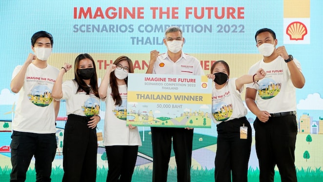 นายปนันท์ ประจวบเหมาะ ประธานกรรมการ บริษัท เชลล์แห่งประเทศไทย จำกัด (คนที่ 4 จากซ้าย)  มอบรางวัลชนะเลิศให้กับทีม Double Powerpuffs ผู้ชนะการแข่งขัน Imagine the Future 2022 ระดับประเทศ
