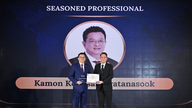 นาย กมล คงสกุลวัฒนสุข กรรมการบริหารฝ่ายพัฒนาธุรกิจ บริษัท เชลล์แห่งประเทศไทย จำกัด รับรางวัลชนะเลิศสาขา Seasoned Professional