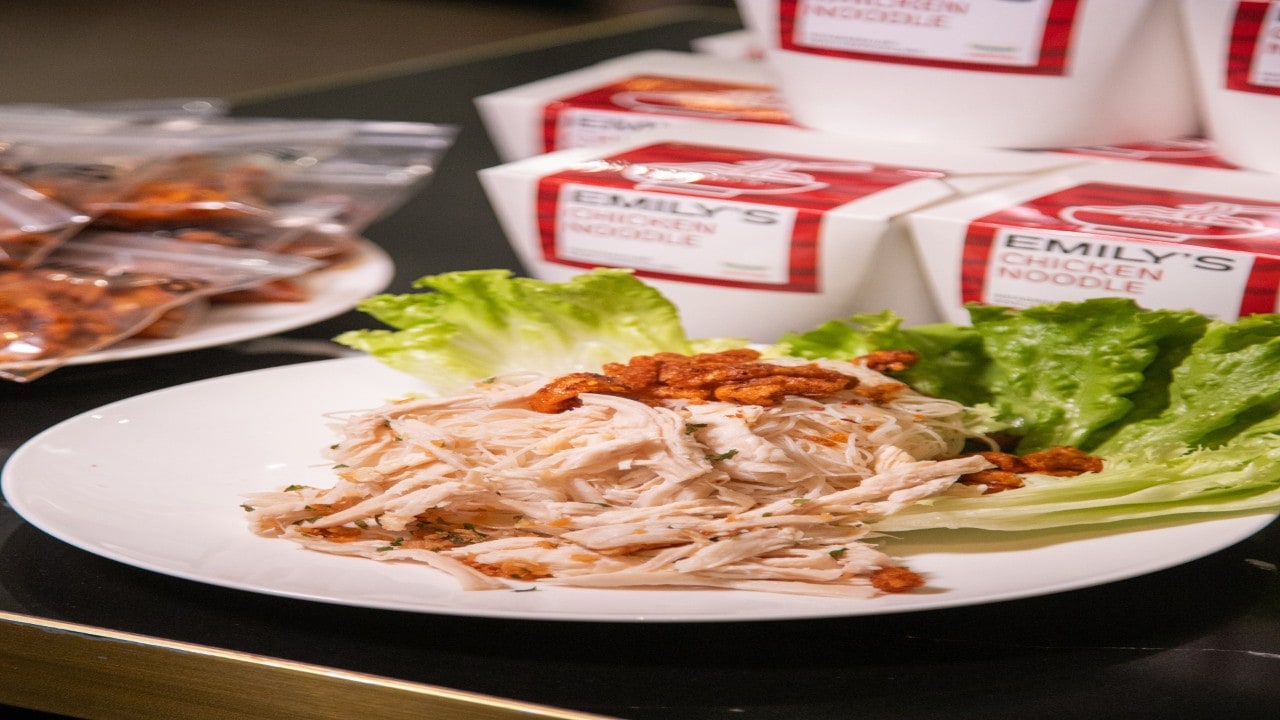 Emily ก๋วยเตี๋ยวไก่ฉีก