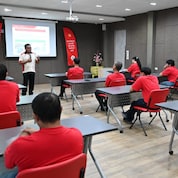 ติวเข้มทั้งภาคทฤษฎีและภาคปฏิบัติไม่น้อยกว่า 30 ชั่วโมง ให้รอบรู้เทคนิคการขับขี่อย่างถูกต้องตามที่กฎหมายกำหนด เพื่อสร้างสิ่งแวดล้อมการขับขี่อย่างปลอดภัย