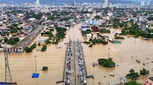 ภาคใต้เผชิญน้ำท่วมหนักต่อเนื่อง หาดใหญ่จมอยู่ใต้น้ำเป็นเวลากว่าสัปดาห์ สถานการณ์ยังคงวิกฤติ